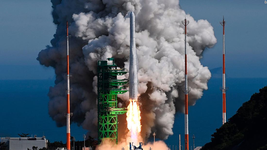 韓国が衛星を軌道に乗せるヌリ民間ロケットを打ち上げる