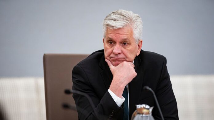 107394052-1711612922020-gettyimages-2097696707-POWELL_FED_LISTENS.jpeg